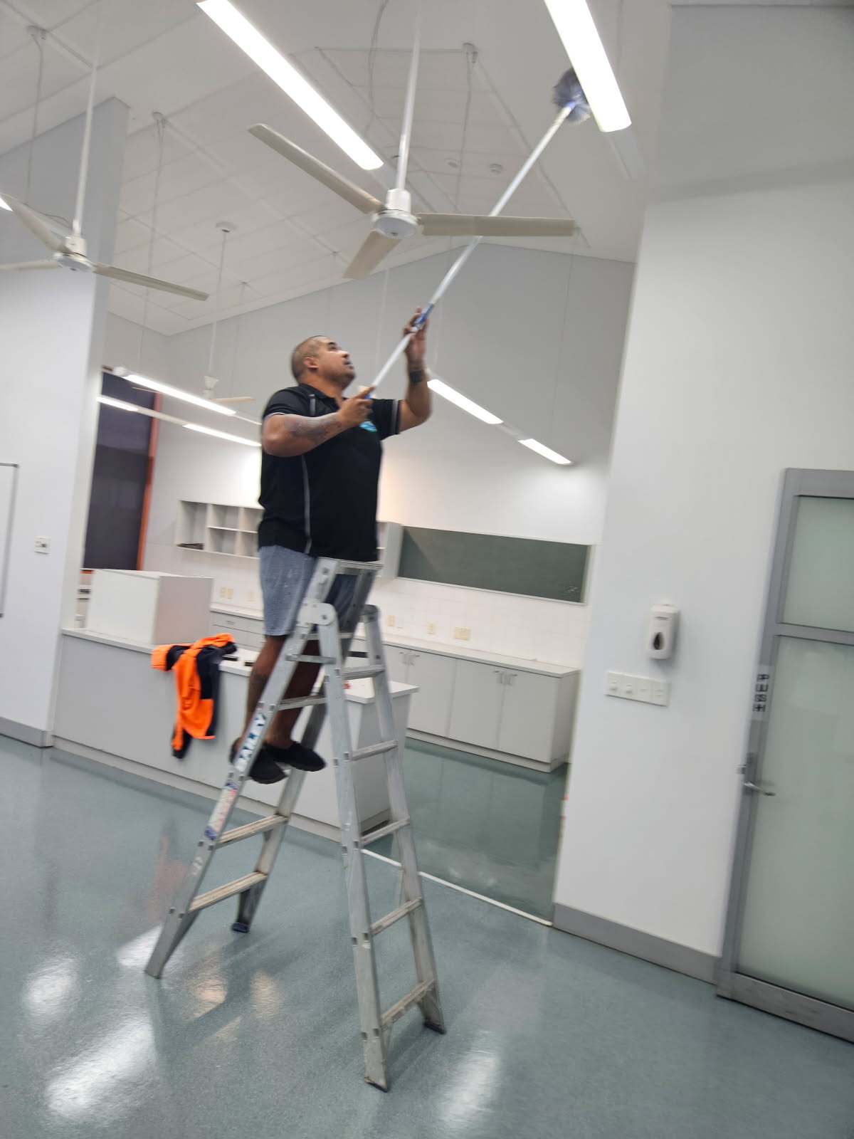 DMC Cleaning serving Western Aistralian offices, councel buildings, classrooms and outdoor public areas.